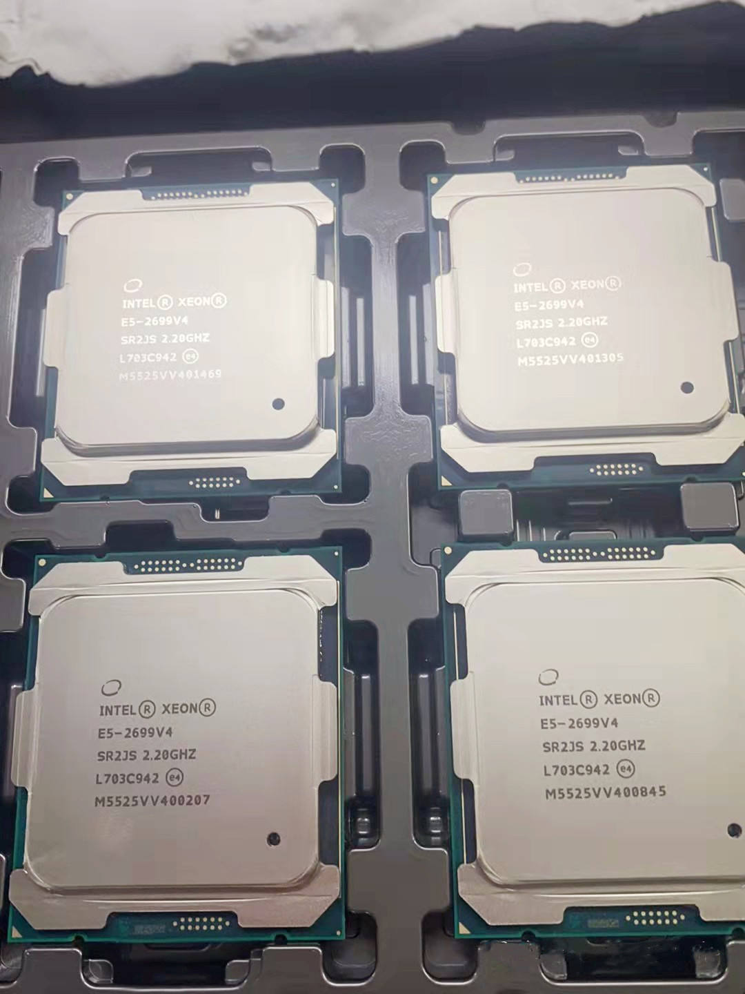 Originele server CPU Intel Xeo - E5 2699 V4 recensie en prijs